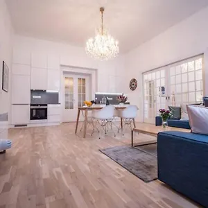 Class In Old Town 2 Bedrooms Prag
